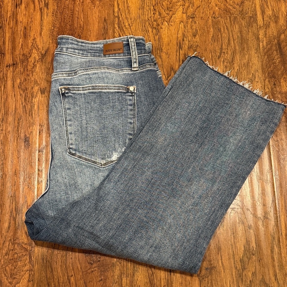 Judy Blue Light Blue Cropped Jeans